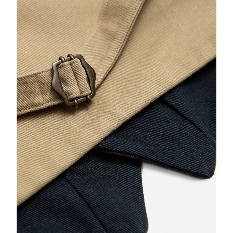 HET GILET «AUGUSTE» MARINEBLAUW RUG LICHTKHAKI...