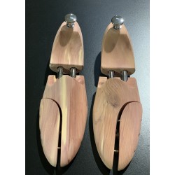 Paar Schuhspanner aus rotem Zedernholz 2