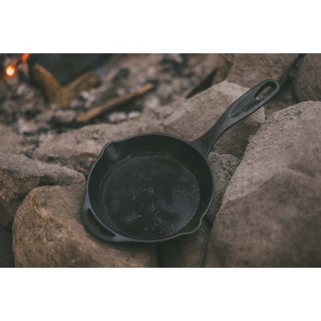 All-in-one 20cm cast iron skillet CAST IRON SKILLET 8" - Barebones Living