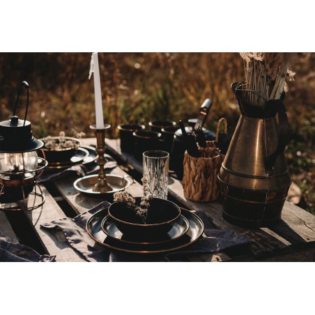 Grandes assiettes en acier émaillé couleur charbon noir – Barebones Living