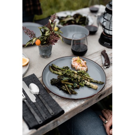 Grandes assiettes en acier émaillé couleur gris foncé – Barebones Living