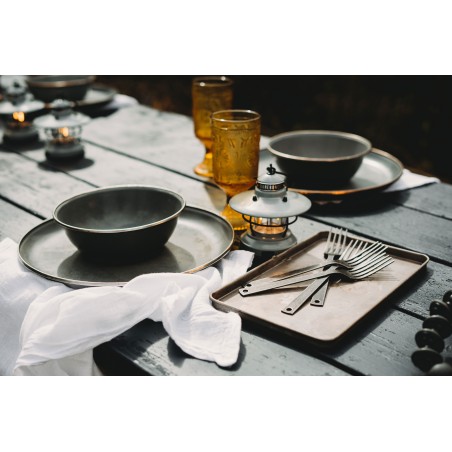 Grandes assiettes en acier émaillé couleur gris foncé – Barebones Living