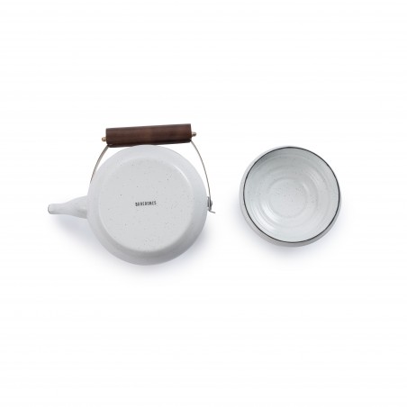 Eggshell-colored enamel steel teapot – Barebones Living
