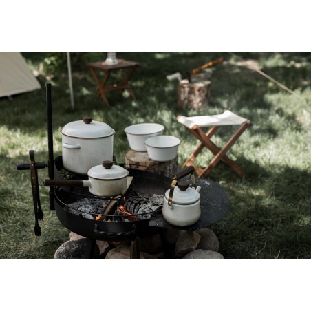 Eggshell-colored enamel steel teapot – Barebones Living