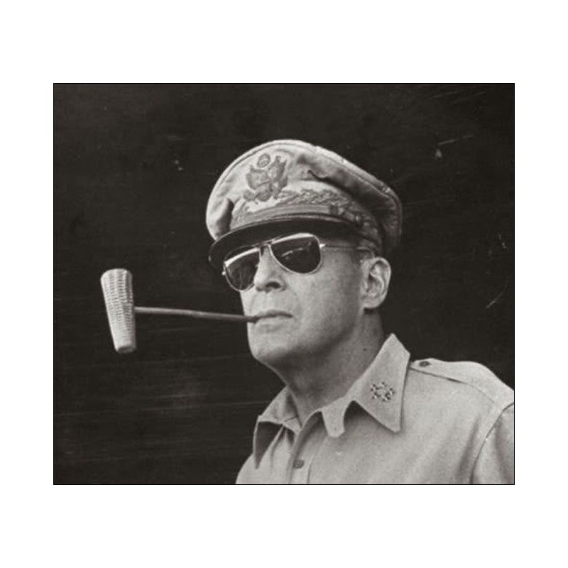 General MacArthur mit seiner Brille von General American Optical